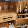 Riess-Ambiente Mehr...|Massivholzschränke > Design Barschrank BODEGA 120cm natur Pinienholz mit 3D-Front und Flaschenregal