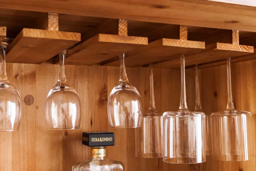 Riess-Ambiente Mehr...|Massivholzschränke > Design Barschrank BODEGA 90cm natur Pinienholz Weinregal Glashalter Schubladen