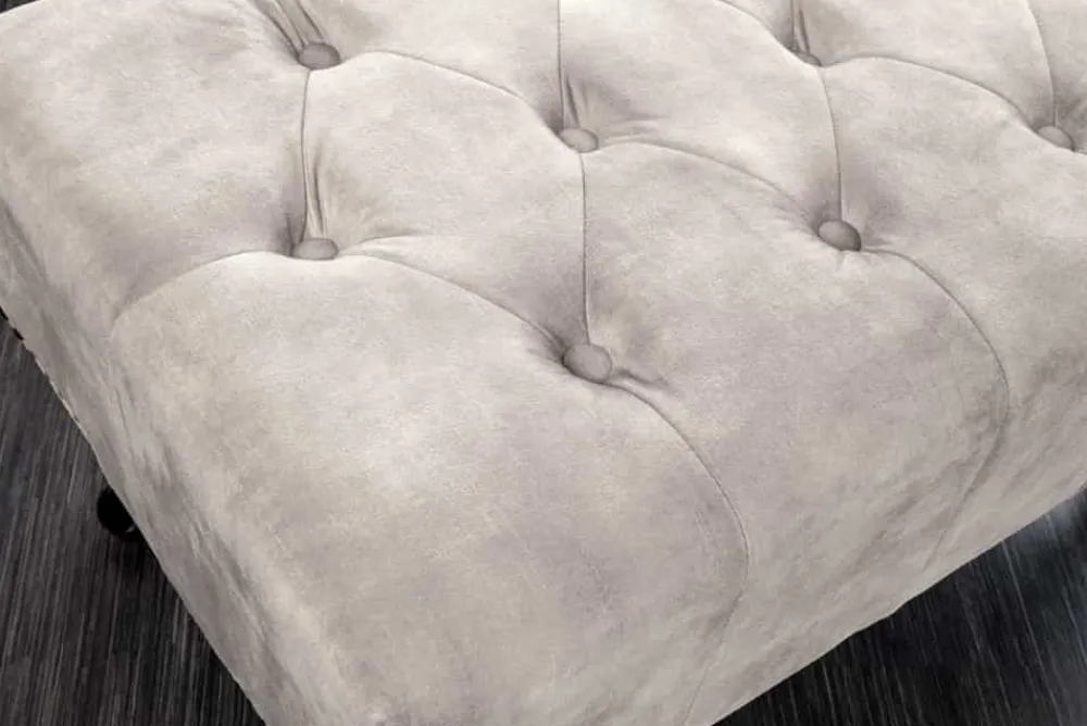 Riess-Ambiente Sitzhocker|Samt Möbel > Design Sitzhocker CHESTERFIELD 80cm champagner beige Samt Knopfheftung Nietenbesatz