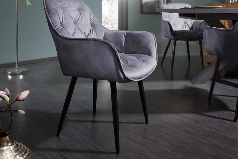 Riess-Ambiente Stühle|Samt Möbel > Design Stuhl MILANO grau Samt mit Armlehne Ziersteppung gepolstert schwarze Metallbeine