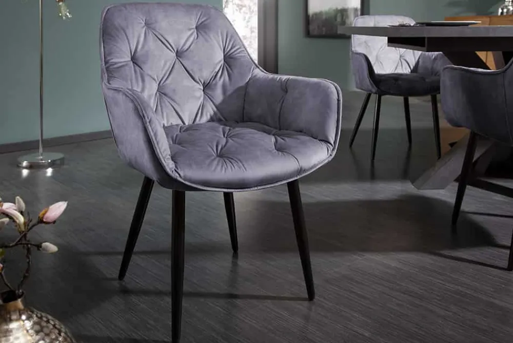 Riess-Ambiente Stühle|Samt Möbel > Design Stuhl MILANO grau Samt mit Armlehne Ziersteppung gepolstert schwarze Metallbeine