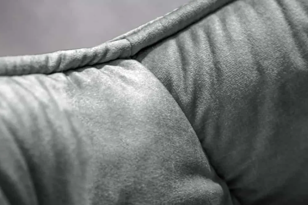 Riess-Ambiente Stühle|Samt Möbel > Design Stuhl MILANO grün Samt mit Armlehne Ziersteppung gepolstert schwarze Metallbeine