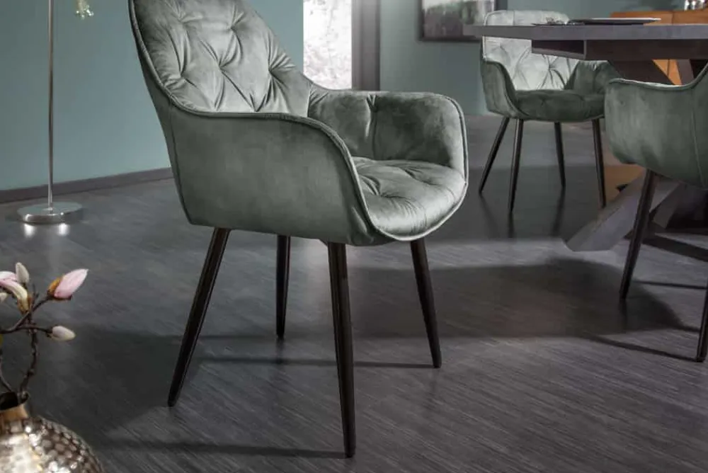 Riess-Ambiente Stühle|Samt Möbel > Design Stuhl MILANO grün Samt mit Armlehne Ziersteppung gepolstert schwarze Metallbeine