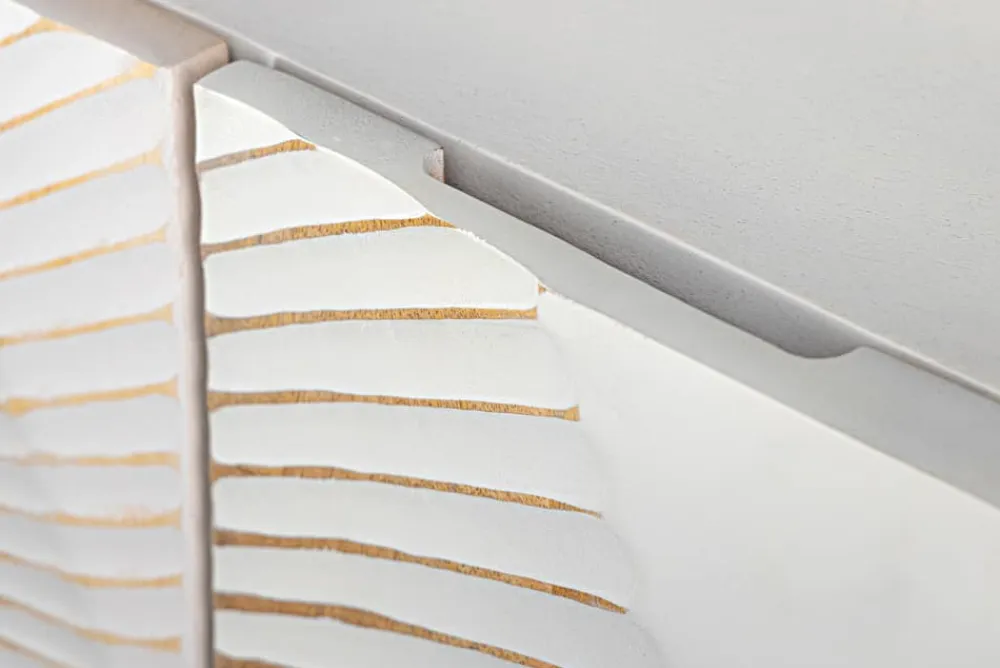 Riess-Ambiente Goldene Möbel|Mehr... > Handgearbeitetes Sideboard GOLDEN SUNSET 140cm weiß mit 3D Schnitzereien gold Mangoholz Metallbeine