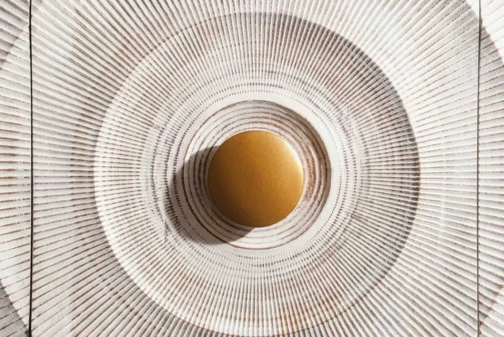 Riess-Ambiente Goldene Möbel|Mehr... > Handgearbeitetes Sideboard GOLDEN SUNSET 140cm weiß mit 3D Schnitzereien gold Mangoholz Metallbeine