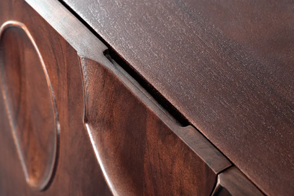 Riess-Ambiente Retro Möbel|Sideboards & Kommoden > Massives Sideboard DUNE 175cm walnuss-braun Akazienholz 3D-Design schwarz Metall