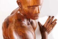 Riess-Ambiente Mehr...|Wohnaccessoires > Massive Wandskulptur SOUL 60cm braun Mangoholz Wanddeko Athleten-Figur