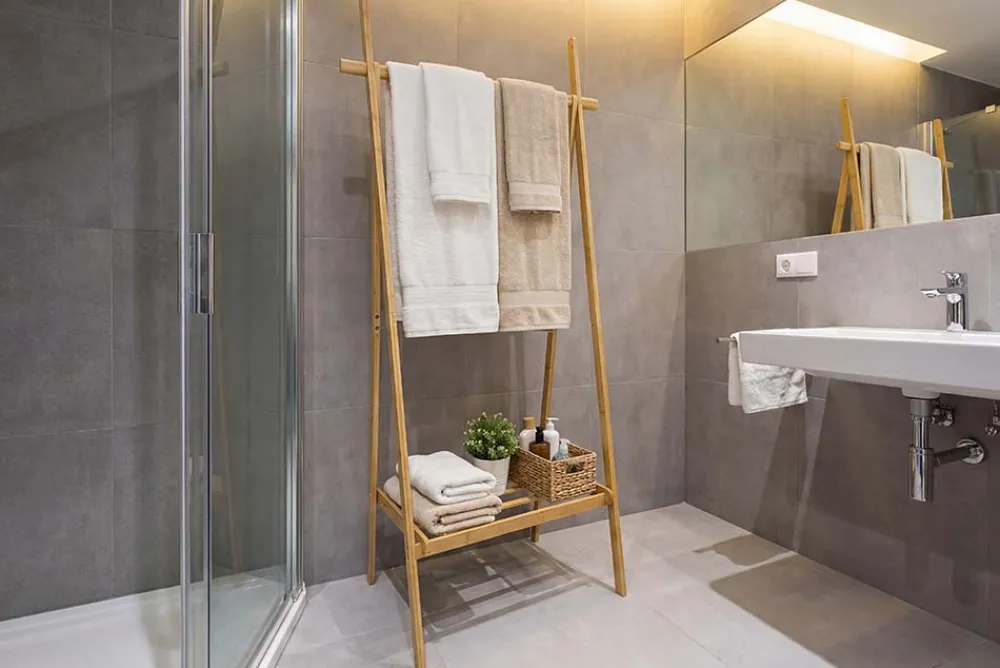 Riess-Ambiente Garderoben > Massivholz Garderobe ZEN-BO 160cm natur Bambus Kleiderstange mit Ablage