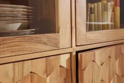 Riess-Ambiente Highboards|Vitrinen > Massivholz Highboard MYSTIC LIVING 140cm Akazie natur Vitrine 3D-Oberfläche