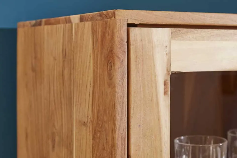 Riess-Ambiente Highboards|Vitrinen > Massivholz Highboard MYSTIC LIVING 140cm Akazie natur Vitrine 3D-Oberfläche