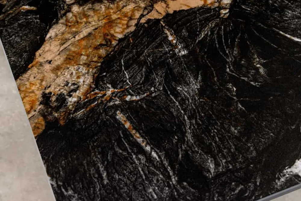 Riess-Ambiente Esstische > Moderner Esstisch GALAXIE 160cm Aurora Oro schwarz gold sand Keramik