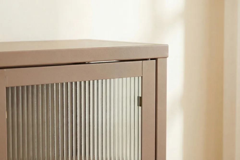 Riess-Ambiente Vitrinen|Sideboards & Kommoden > Modernes Sideboard AMSTERDAM 105cm greige gold Riffelglas Metall Vitrine Schrank