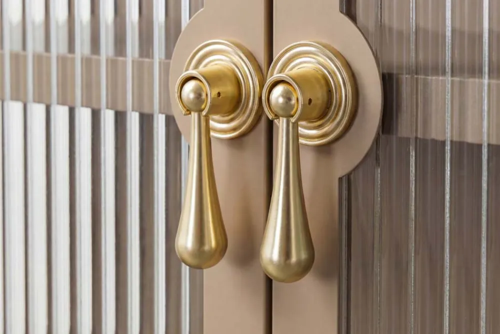 Riess-Ambiente Vitrinen|Sideboards & Kommoden > Modernes Sideboard AMSTERDAM 105cm greige gold Riffelglas Metall Vitrine Schrank