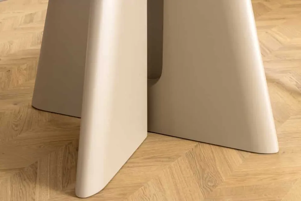 Riess-Ambiente Skandinavisch|Esstische > Runder Esstisch ORGANIKO 120cm cement greige mit skulpturalem Säulengestell